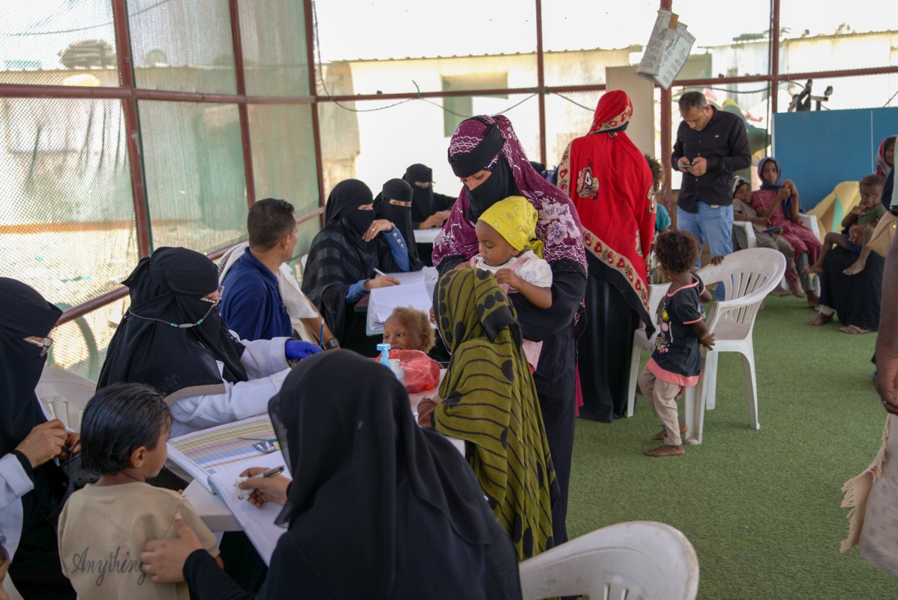 Eltern bringen ihre Kinder am 5. Mai 2026 zu einer Masern-Impfstelle in Ateera im Bezirk Tuban im Gouvernement Lahj im Jemen.
