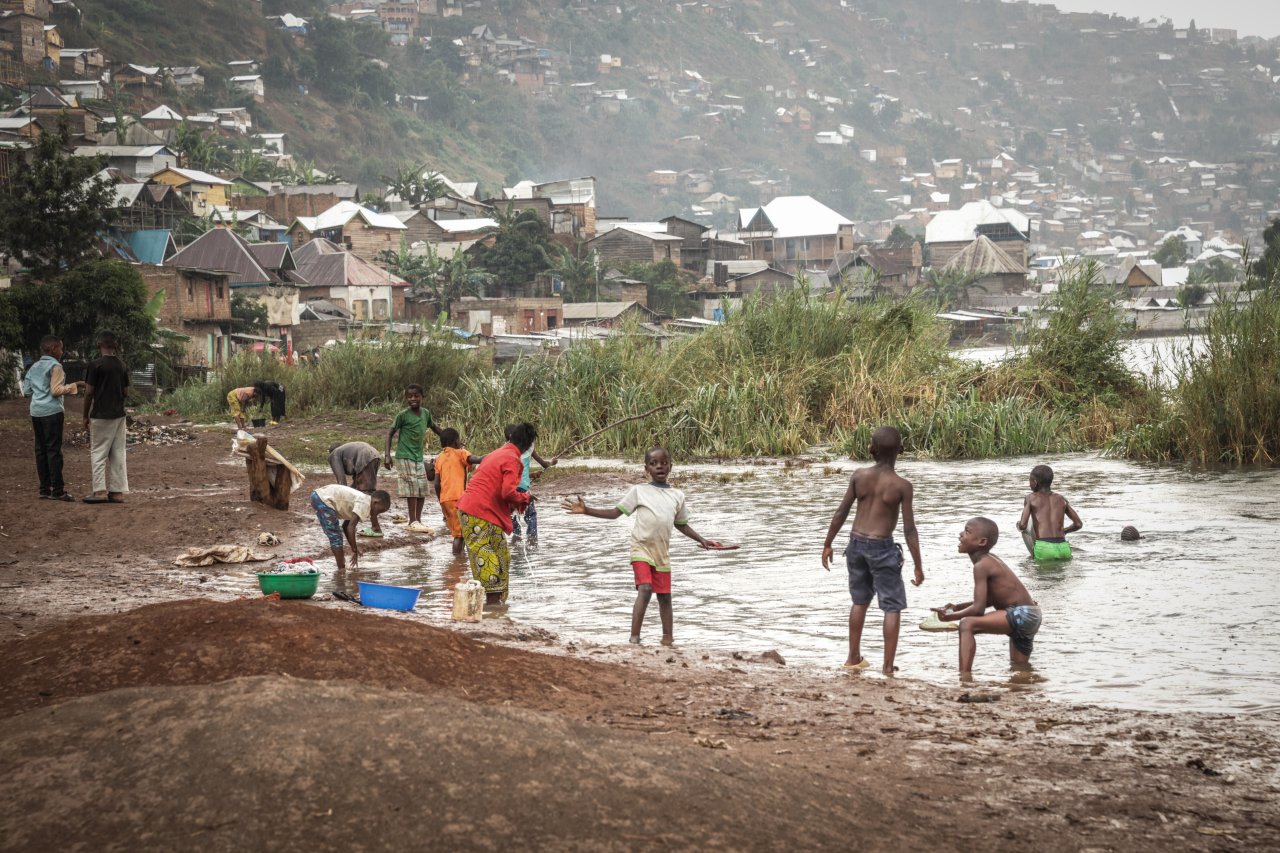 Des enfants jouent dans la rivière Ruzizi, où un site de chloration a été mis en place pour rendre l'eau potable et prévenir la transmission du choléra.