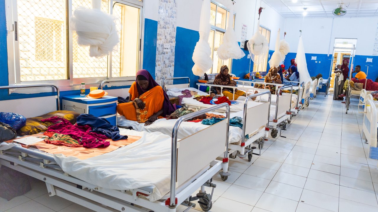 Les enfants admis pour malnutrition aiguë sévère bénéficient de soins hospitaliers au centre de nutrition thérapeutique (ITFC) de l'hôpital régional de Bay, soutenu par MSF, situé à Baidoa, dans l'État du Sud-Ouest, en Somalie.
