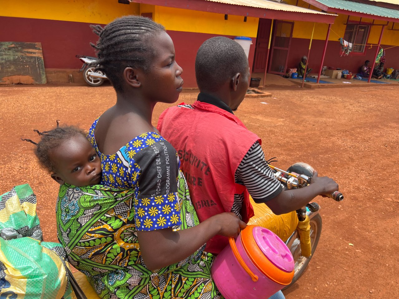Pamela Yetinzapa vit dans le village de Boungou, situé à 25 km de Bria et accessible uniquement par une route en très mauvais état. Elle a pu bénéficier gratuitement d'un taxi-moto pour se rendre à l'hôpital avec son bébé, qui souffre de malnutrition. 