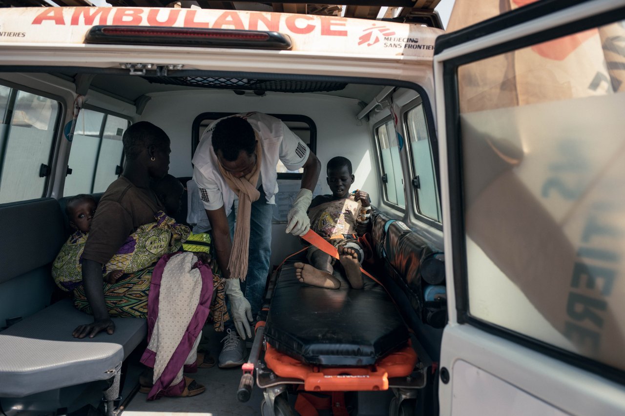 Isaac, 12 ans, s'apprête à être transféré par une ambulance de Médecins Sans Frontières depuis le camp de déplacés de Plaine Savo vers l'hôpital général de Fataki, situé à environ 15 kilomètres de là.