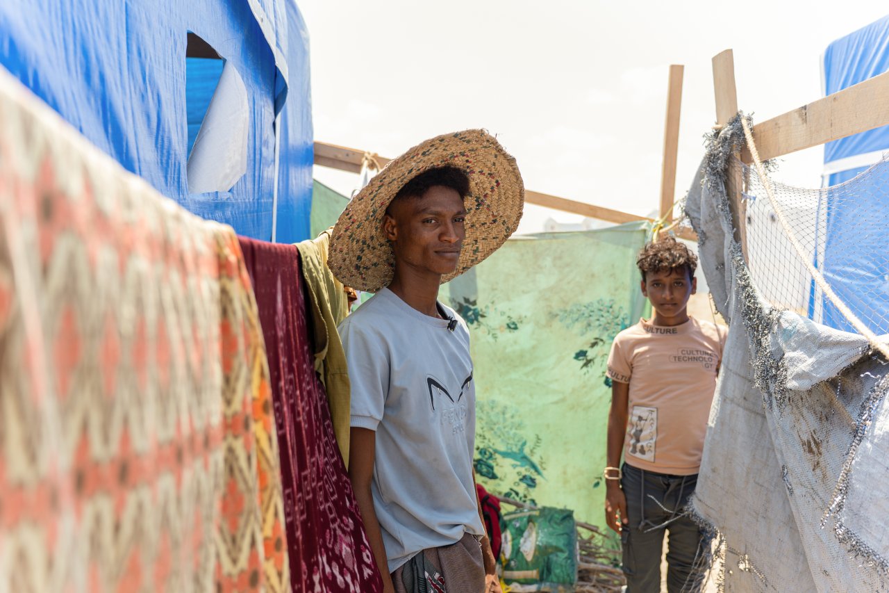 « Je suis venu avec ma mère, ma tante, ma grand-mère et mes frères. C’est toute la famille. Nous avons réussi à fuir par miracle, car les routes étaient coupées », explique Maher, debout à côté de son voisin qui vit dans la tente juste à côté de la sienne.