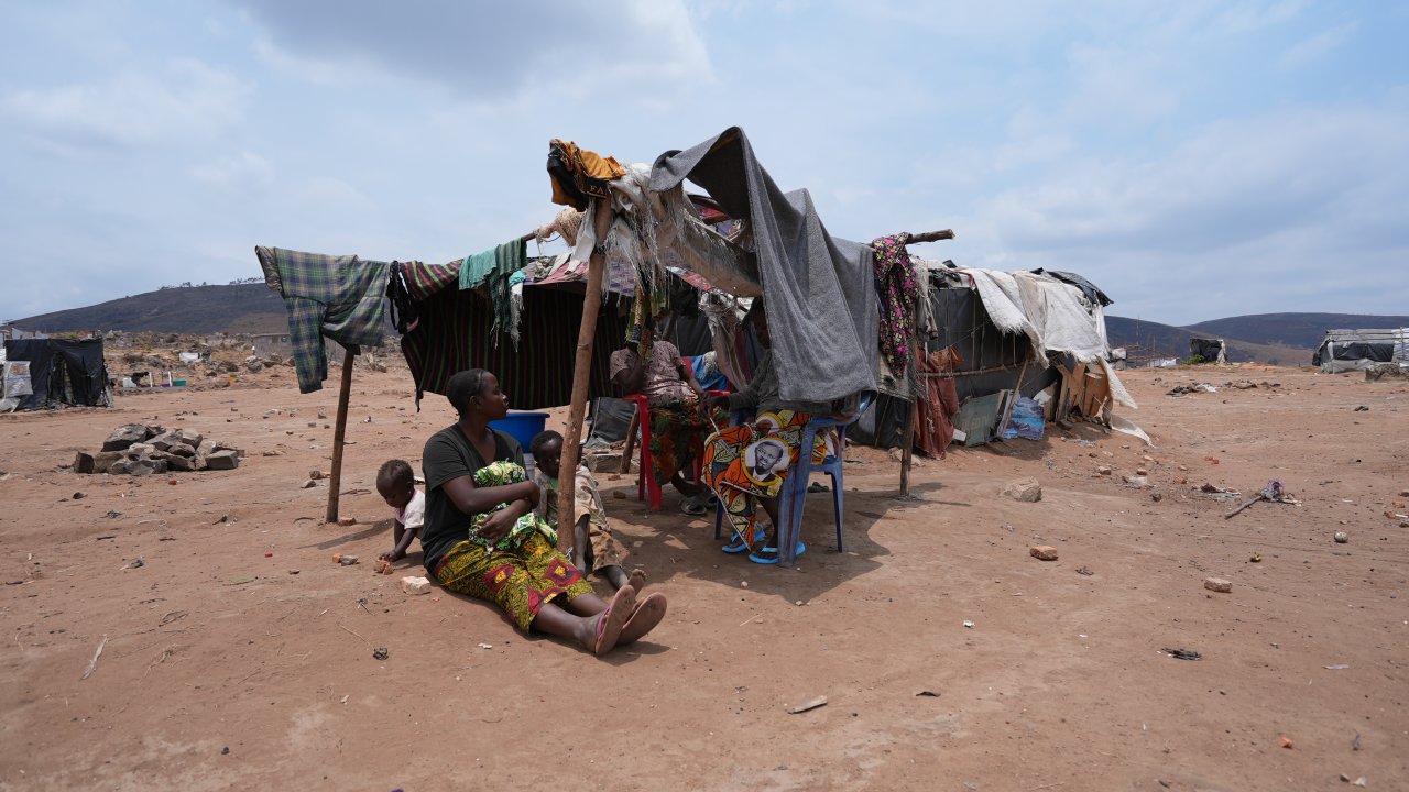 Freddie Machozi, âgée de 18 ans, a fui les violents combats qui ont éclaté dans la province du Sud-Kivu, en RDC, fin 2025.