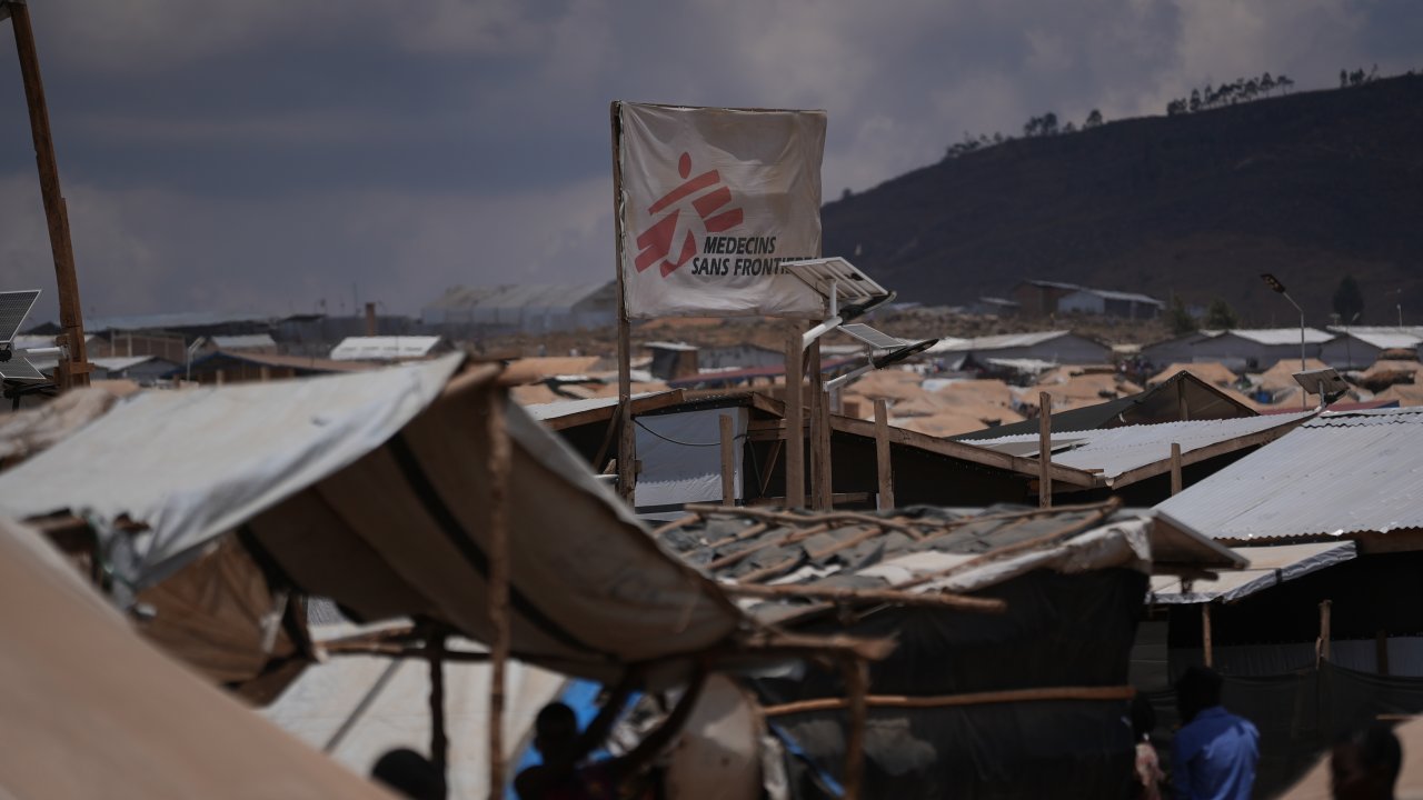 Un drapeau de MSF signale la présence d'un poste de santé dans le camp de réfugiés de Busuma, au Burundi.