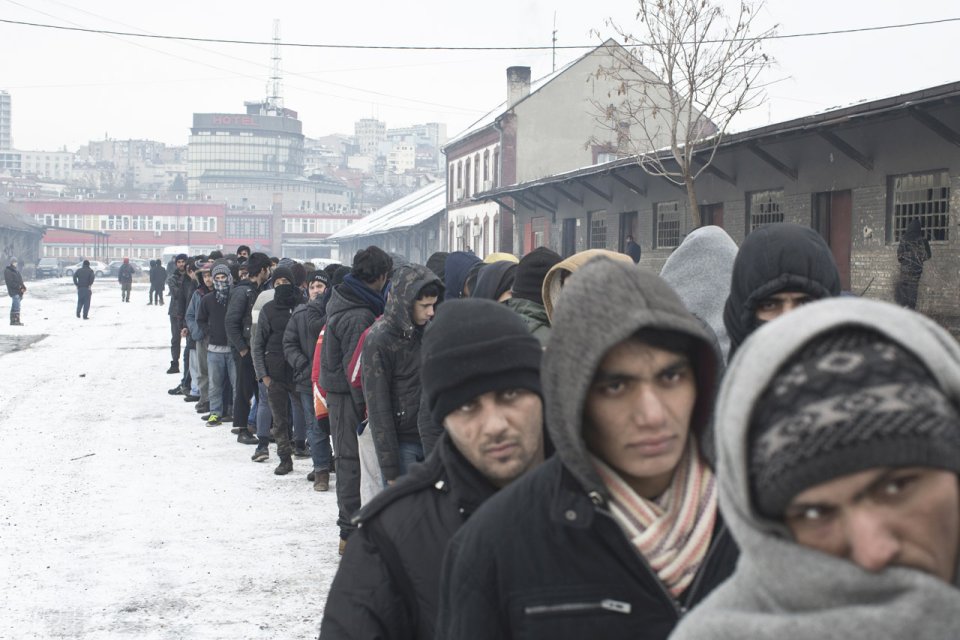 Grèce et Balkans: Après avoir été criminalisés par les politiques d’immigration européennes, des milliers de migrants et réfugiés se retrouvent bloqués sous des températures glaciales, dans des abris inadaptés pour l’hiver.