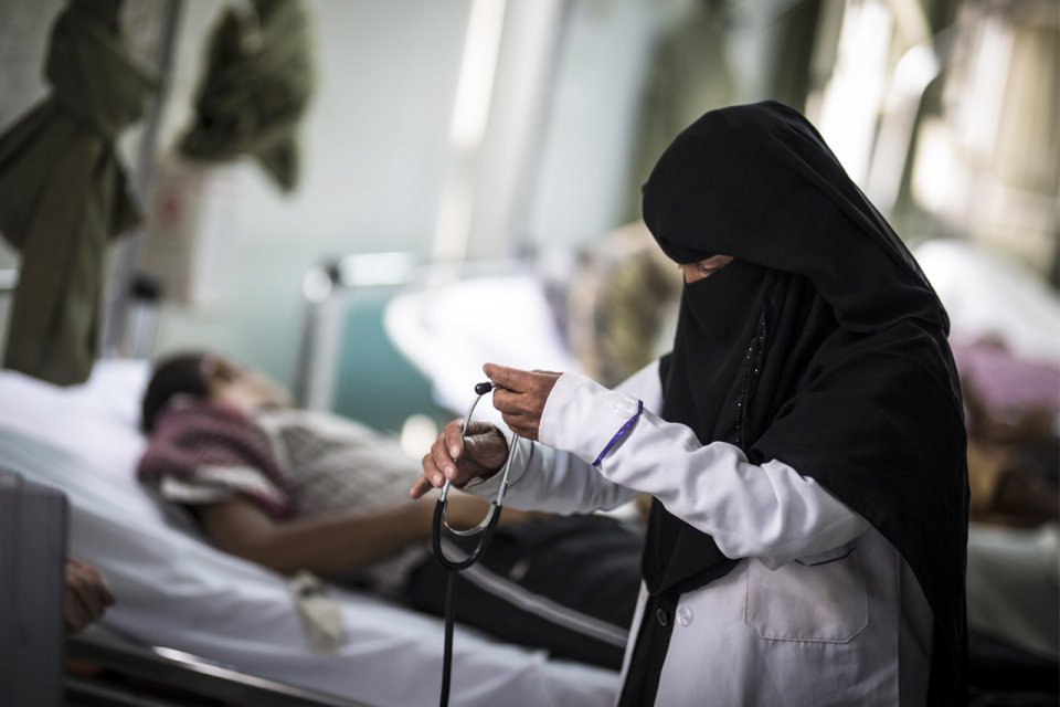 Yémen: Avec un système de santé affaibli par deux années de guerre, les autorités sanitaires ne sont pas en mesure de faire face à l’épidémie de choléra en cours. MSF met en place de nouveaux centres de traitement dans cinq hôpitaux afin d’isoler les patients et de traiter ceux qui présentent des symptômes.