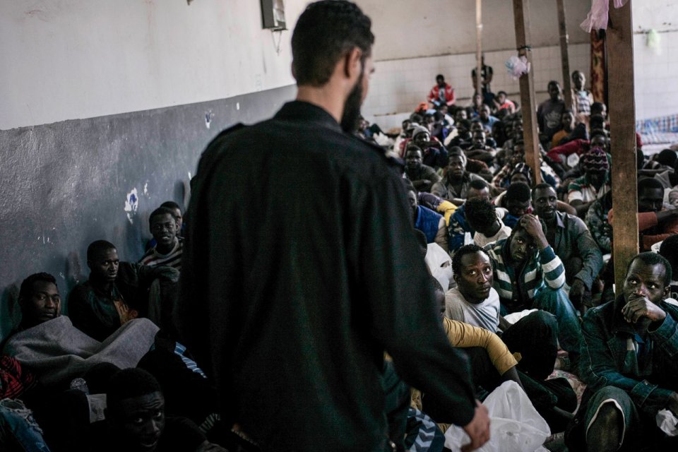 Libye: Depuis plus d'un an, MSF porte secours aux personnes vivant dans les centres de détention à Tripoli. L’organisation est un témoin de première main du système arbitraire d'extorsion, de privation et d'abus physique subis par les détenus: hommes, femmes et enfants. MSF dénonce une entreprise d'enlèvement, de torture et d'extorsion pérennisée par l’inaction des gouvernements européens.