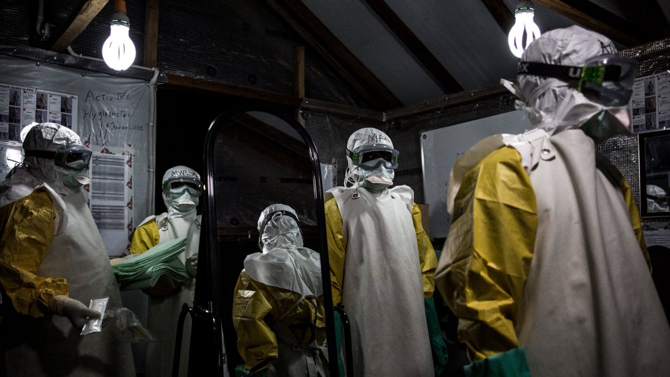 Title:	RDC, Butembo, 03 Novembre 2018 Des agents de santé avec leur équipement de protection individuelle (EPI), juste avant d'entrer dans la zone rouge du centre de traitement Ebola (CTE) soutenu par MSF à Butembo, où ils surveilleront les patients. 