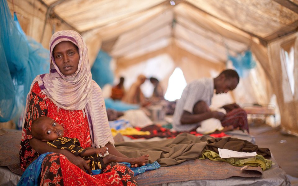 Le 10 novembre 2013, les gouvernements kenyan et somalien et le Haut Commissariat des Nations unies pour les réfugiés (HCR) signent un accord tripartite concernant le rapatriement volontaire des citoyens somaliens. MSF s’oppose à cet accord, arguant que les conditions ne sont pas réunies pour un retour en toute sécurité. L’organisation demande à ce que des solutions alternatives soient trouvées et que l’assistance aux réfugiés soit maintenue.