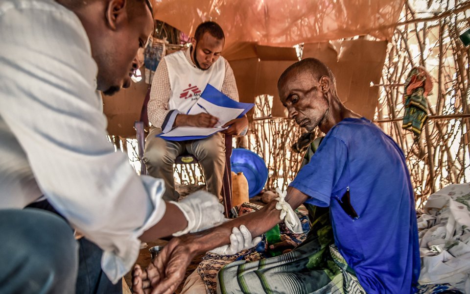 Der 55-jährige Flüchtling Muse Bare ist an Speiseröhrenkrebs erkrankt. Bei Ärzte ohne Grenzen wird er palliativ versorgt.