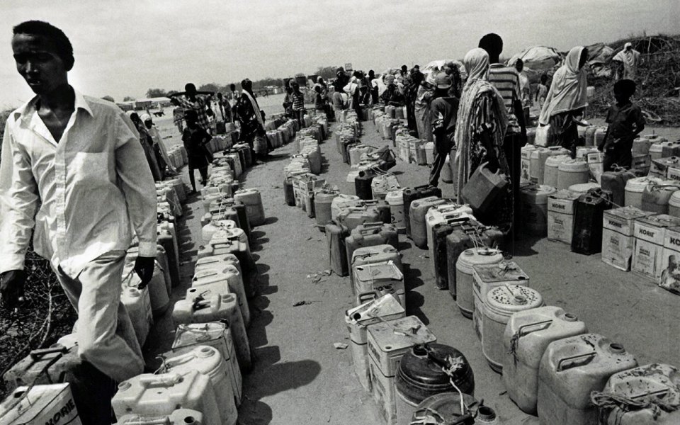 Teams von Ärzte ohne Grenzen treffen im August 1992 in Dadaab ein, um die Geflüchteten medizinisch zu versorgen und Mangelernährung vorzubeugen und zu behandeln. Logistikteams errichten Wassertanks und schaffen Zugang zu Trinkwasser.