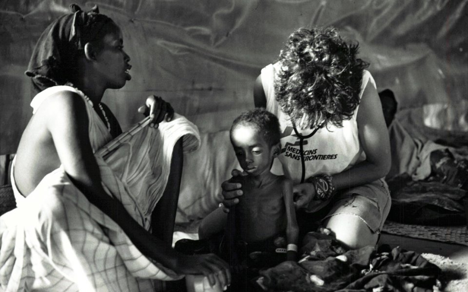 Plus de 80 pour cent des réfugiés sont des femmes et des enfants. Beaucoup ont été la cible de violences, y compris de viols et de vols, lorsqu’ils ont fui la Somalie en proie à la guerre. De nombreux enfants, ainsi que leurs parents épuisés, souffrent de malnutrition aiguë sévère. MSF ouvre un centre de nutrition thérapeutique et huit postes de santé à Dadaab.