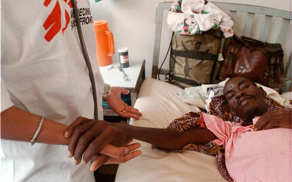 En 1999, cela fait sept ans que les équipes de MSF travaillent dans les camps de Dadaab. Les activités médicales de l’organisation comprennent un programme de lutte contre la tuberculose, cette dernière sévissant dans les camps. Les patients atteints de tuberculose viennent se faire soigner à l’hôpital de MSF dans le camp de Hagadera.