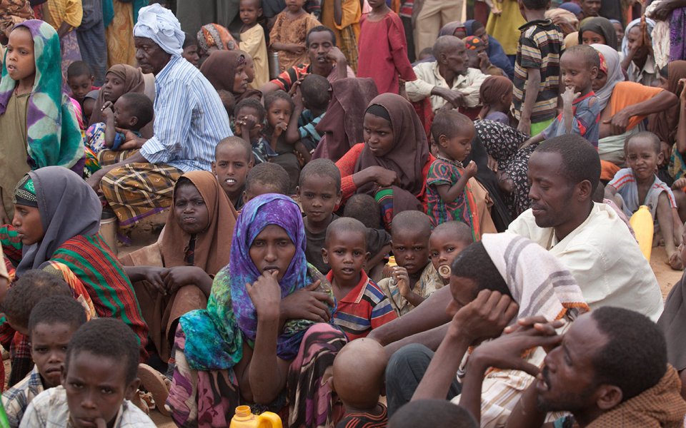 2011 wird das Horn von Afrika von einer der schlimmsten Dürreperioden seit Jahren heimgesucht. Tausende von Menschen müssen aus ihrer Heimat fliehen und viele sterben an schwerer Mangelernährung. 