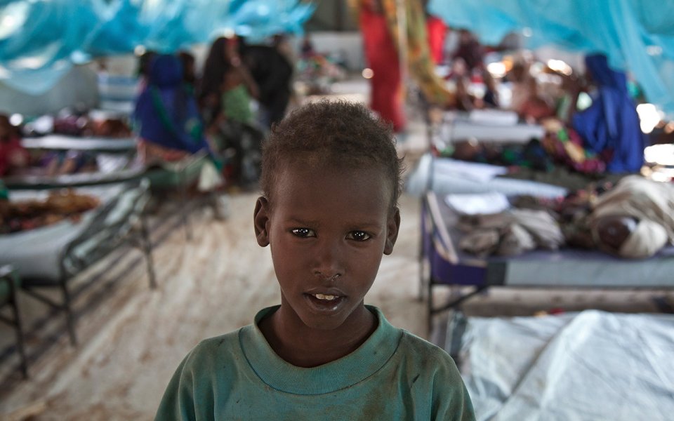 MSF ouvre de nouveaux centres de nutrition thérapeutique afin de prendre en charge un afflux de patients qui arrivent dans un état de malnutrition grave. Suite à l’attention des médias, des fonds d’urgence sont débloqués et les organismes d’aide intensifient leurs efforts. Deux camps supplémentaires, Kambioos et Ifo 2, sont ouverts pour accueillir les nouveaux arrivants.