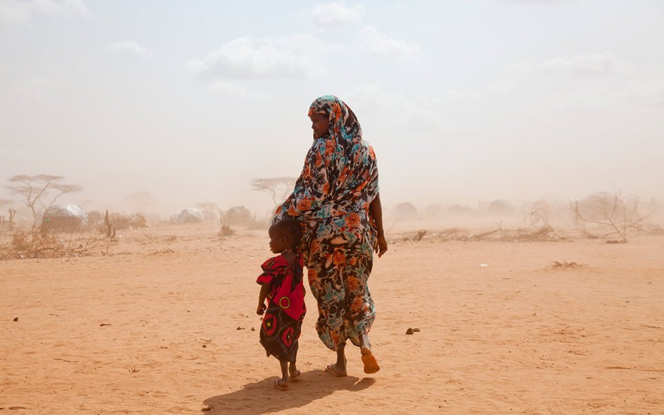 Deux logisticiens MSF sont enlevés dans le camp de Ifo 2 en octobre 2011. La détérioration de la situation sécuritaire conduit MSF à retirer tout son personnel international de Dadaab. En août 2013, en l’absence de garanties suffisantes en matière de sécurité, MSF prend la difficile décision de quitter la Somalie après 22 ans d’activité.