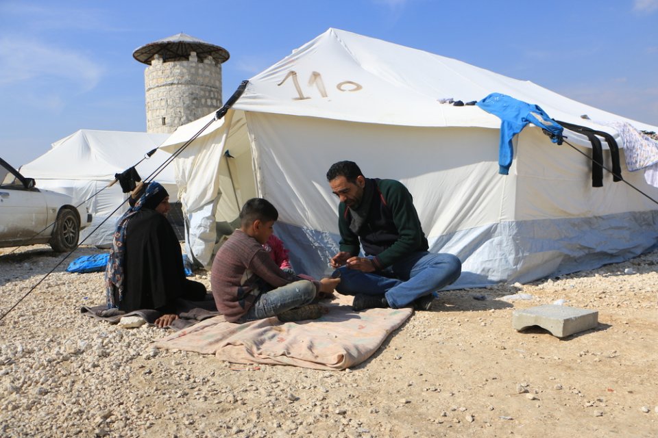 Familie im Hamam Camp. Jindires, Nordsyrien, März 2023.