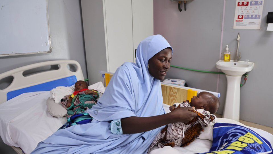 Behandlung von Zwillingen im therapeutisches Ernährungszentrum Nilefa Kiji, Bundesstaat Borno, Nigeria, April 2023.