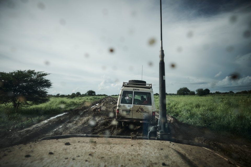Einsatzfahrzeug auf dem Weg zwischen Agok und Abyei. Südsudan, August 2022.