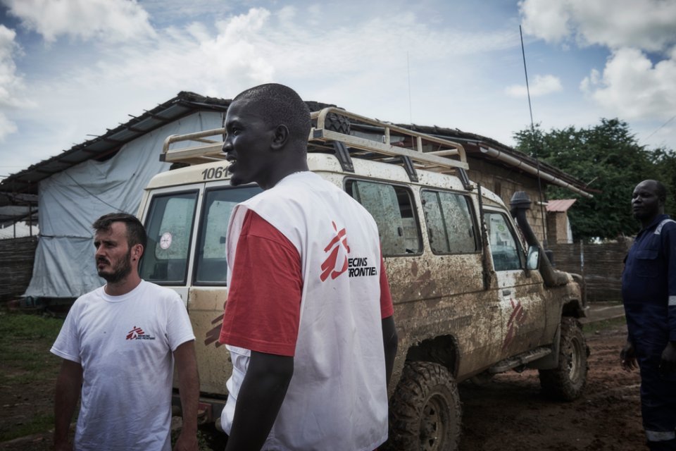 Maarten (links) und Makuei (rechts) vor dem Spital in Agok. Südsudan, August 2022.