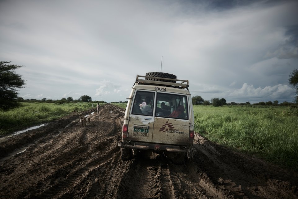 Einsatzfahrzeug auf dem Weg zwischen Agok und Abyei. Südsudan, August 2022.