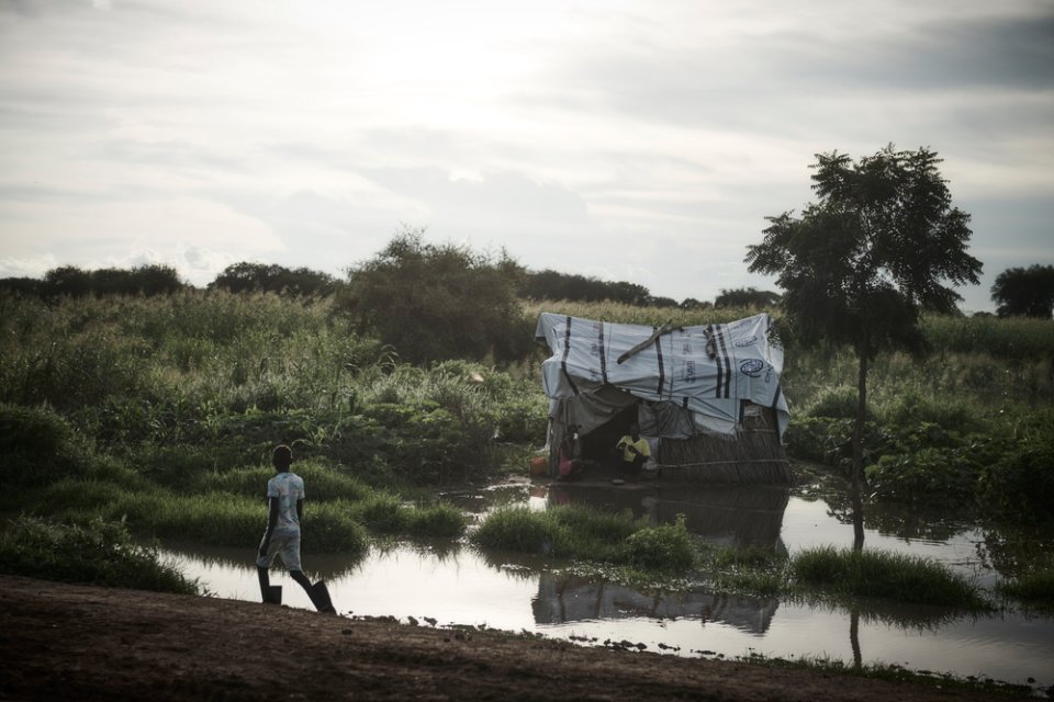 Mann vor seinem Zuhause in Mokwai. Südsudan, August 2022.