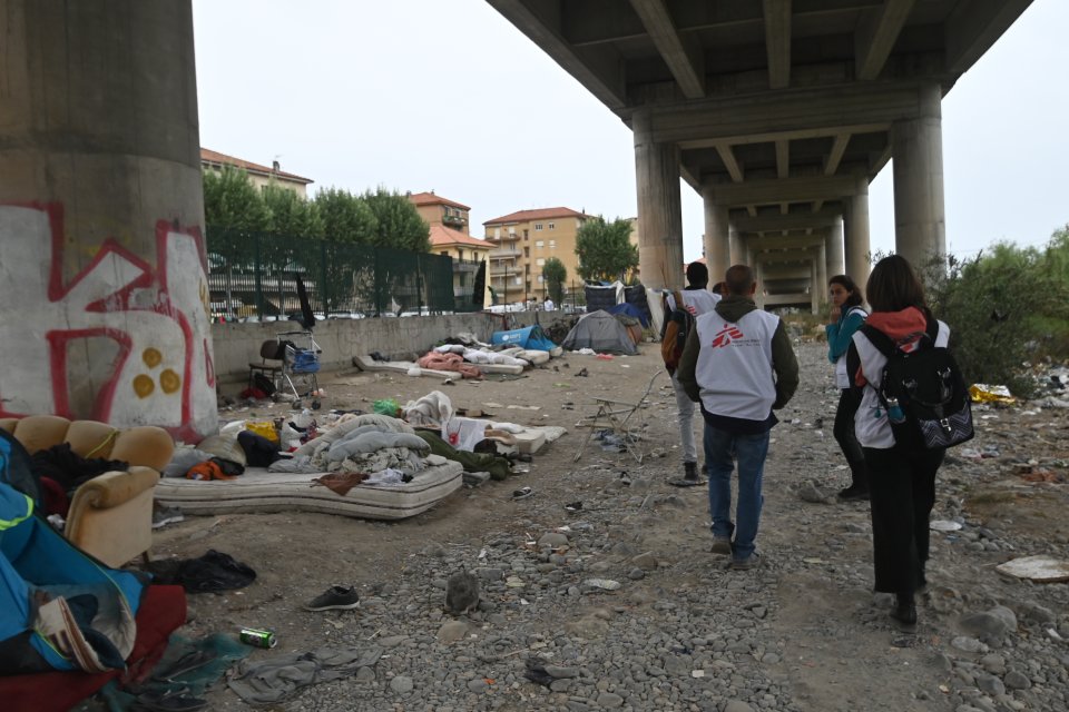 Inoffizielles Camp von Menschen auf der Flucht in Ventimiglia, Italien. Juli 2023.