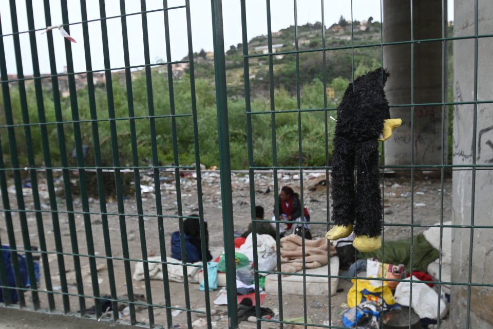 Inoffizielles Camp von Menschen auf der Flucht in Ventimiglia, Italien. Juli 2023.
