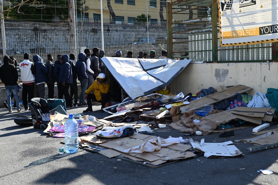 Inoffizielles Camp von Menschen auf der Flucht in Ventimiglia, Italien. Juli 2023.