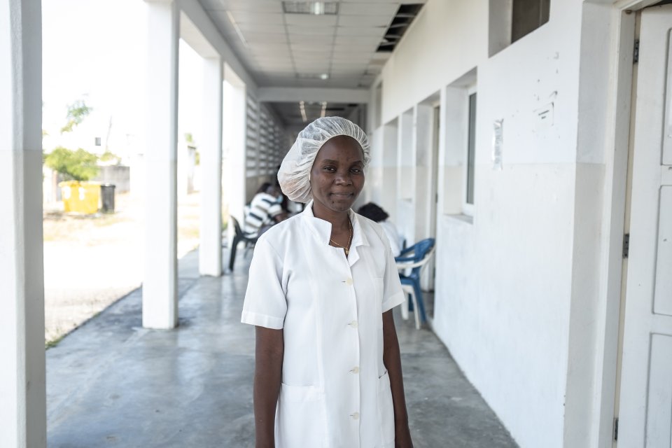 Une sage-femme se tient dans le centre de santé d'Inhamizua à Beira, au Mozambique, où MSF soutient le personnel du ministère de la Santé qui offre des services d'avortement et de maternité sécurisés.