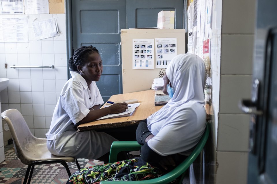 Judite* s'entretient avec une sage-femme au centre de santé de Chingussura à Beira, au Mozambique, où MSF soutient le personnel du ministère de la Santé qui offre des services d'avortement et de maternité sécurisés.