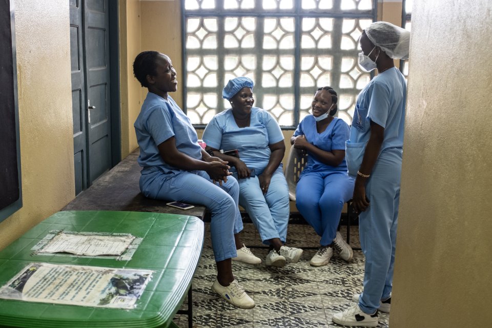 Beatriz* (ganz links) war vor einem Jahr unsere Patientin. Inzwischen absolviert sie in unserem Projekt die  Ausbildung zur Hebamme. Beira, Mosambik, 21. September 2023.