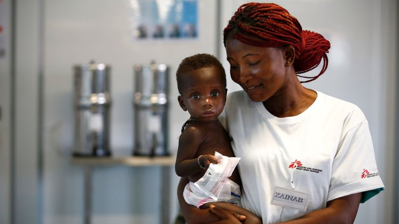 Une volontaire MSF tenant un enfant