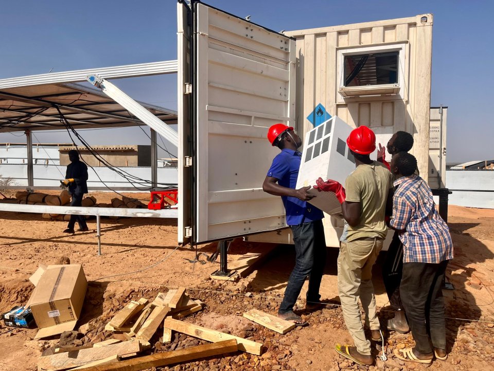 Der Container mit ausziehbaren Solarmodulen wird in Ourang, im Osten des Tschad, aufgebaut. Dort leisten unsere Teams medizinische Versorgung für rund 50 000 Flüchtlinge, die vor dem Konflikt im benachbarten Sudan geflohen sind. 10. November 2024.