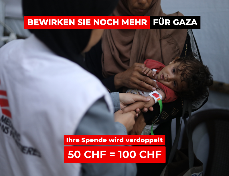 Ein acht Monate altes Kind, das an schwerer Mangelernährung leidet, wird von einer Krankenpflegerin von Ärzte ohne Grenzen in Gaza untersucht. @ Nour Alsaqqa – MSF