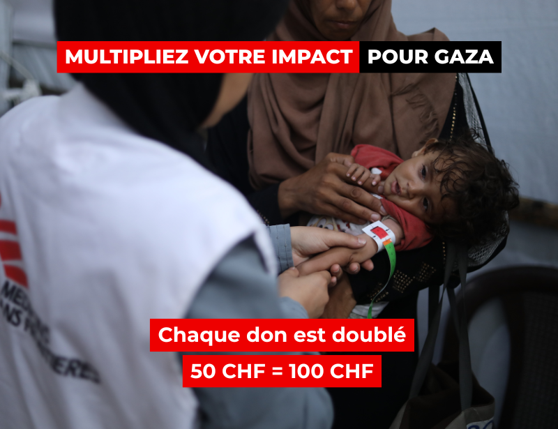 Une enfant âgée de huit mois et souffrant de malnutrition sévère, est examinée par une infirmière de MSF à Gaza. @ Nour Alsaqqa – MSF
