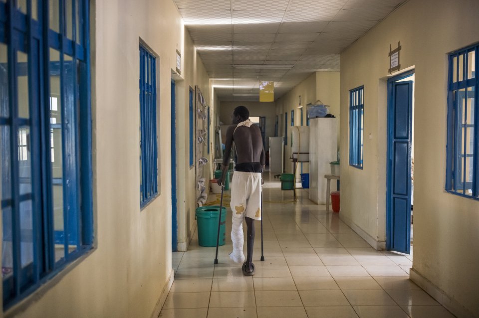 Des patient·e·s et membres du personnel à l'intérieur de l'hôpital MSF Ameth Bek, à Abyei, au Soudan du Sud.