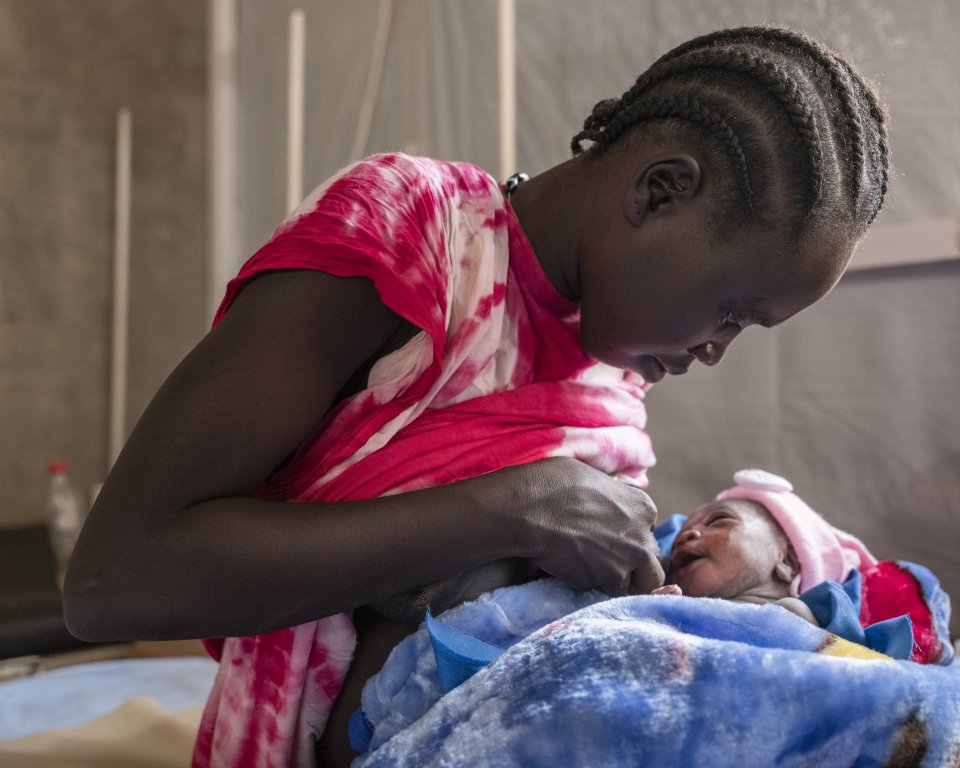 À Mayen-Abun, au Soudan du Sud, Abuk Magolc Dhal accouche dans l'hôpital géré par MSF, avec le soutien de sa mère, Nyadeng Mangolc. 