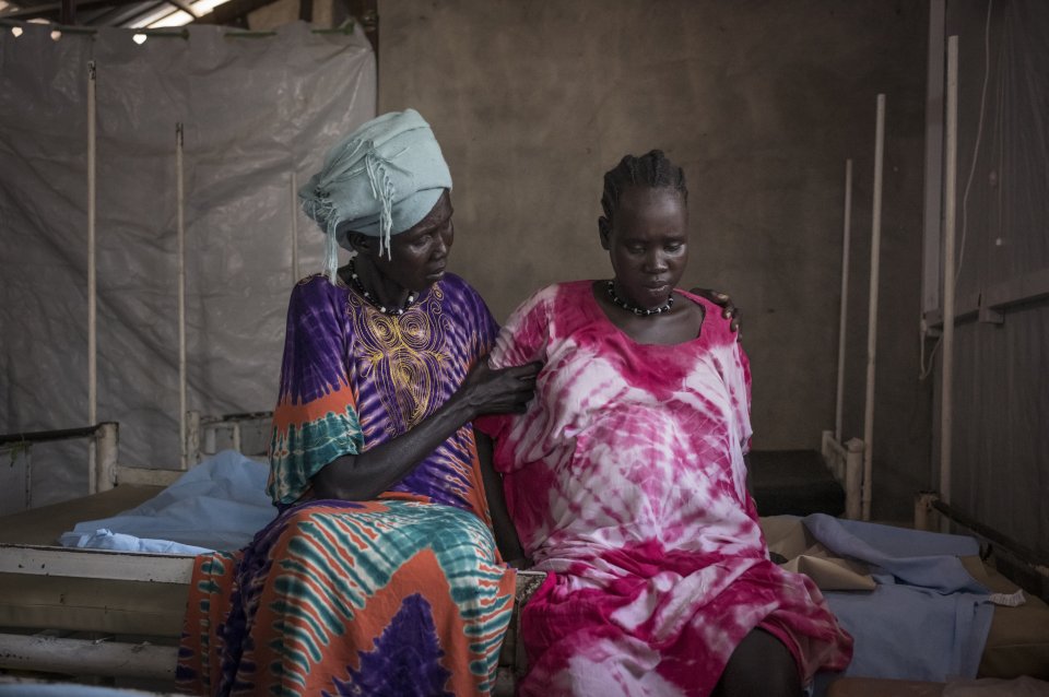 À Mayen-Abun, au Soudan du Sud, Abuk Magolc Dhal accouche dans l'hôpital géré par MSF, avec le soutien de sa mère, Nyadeng Mangolc