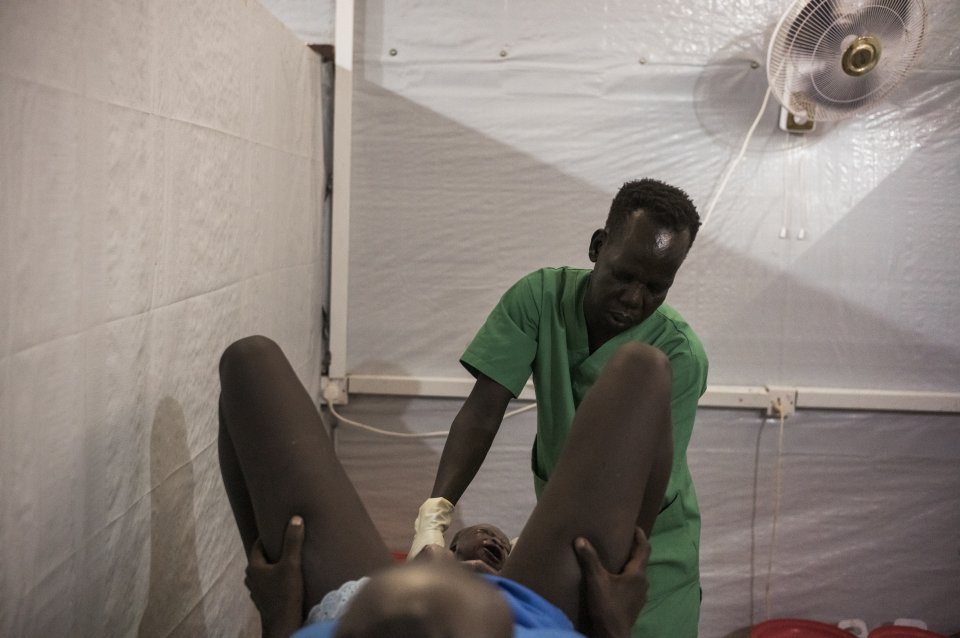 À Mayen-Abun, au Soudan du Sud, Abuk Magolc Dhal accouche dans l'hôpital géré par MSF, avec le soutien de sa mère, Nyadeng Mangolc