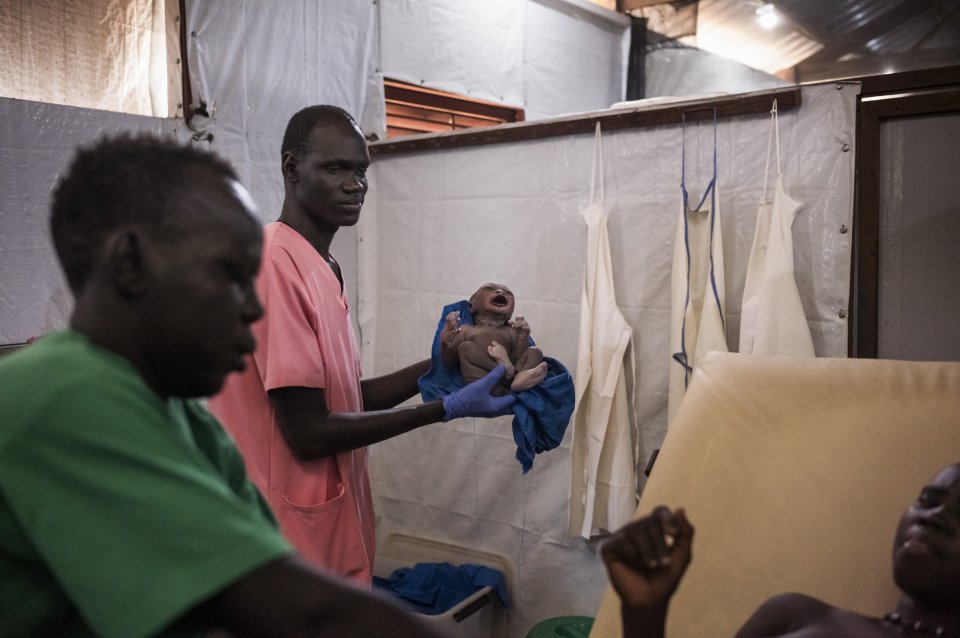 À Mayen-Abun, au Soudan du Sud, Abuk Magolc Dhal accouche dans l'hôpital géré par MSF, avec le soutien de sa mère, Nyadeng Mangolc