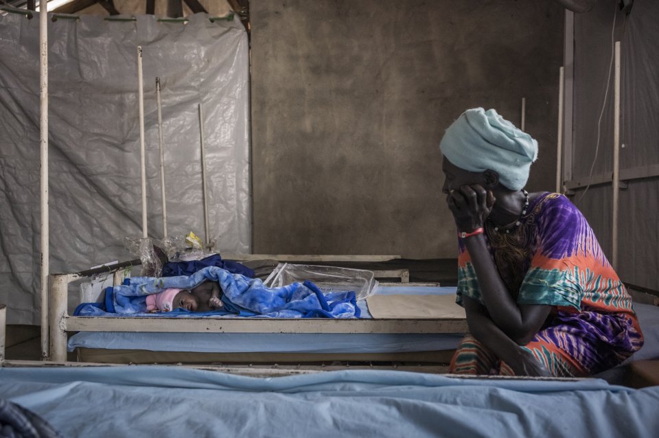 À Mayen-Abun, au Soudan du Sud, Abuk Magolc Dhal accouche dans l'hôpital géré par MSF, avec le soutien de sa mère, Nyadeng Mangolc. 