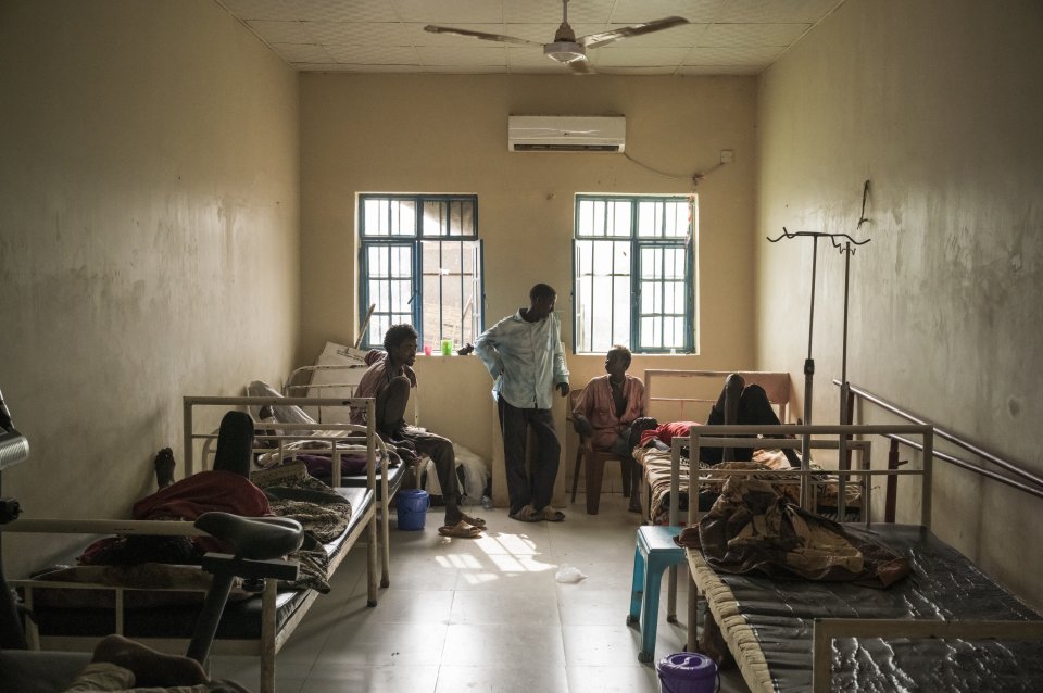 Des patient·e·s et membres du personnel à l'intérieur de l'hôpital MSF Ameth Bek, à Abyei, au Soudan du Sud.