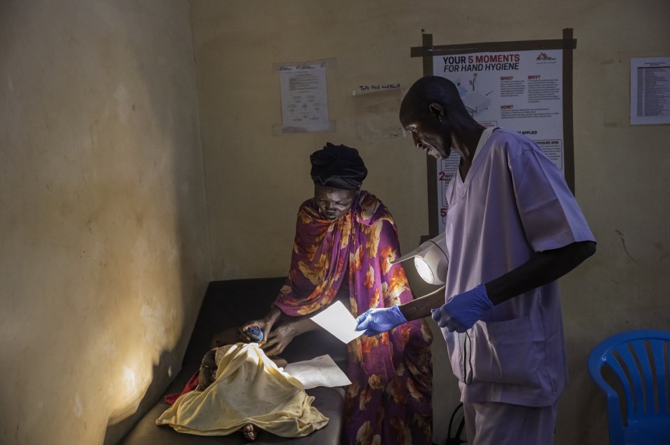 Des patient·e·s et membres du personnel à l'intérieur de l'hôpital MSF Ameth Bek, à Abyei, au Soudan du Sud.