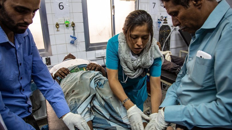Médecin aidant un patient
