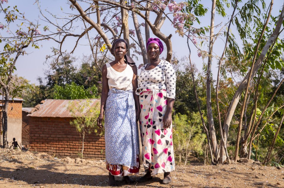 Aida Mailosi et sa fille, Rose Naisoni, devant leur domicile à Lirangwe, dans le district de Blantyre, le 21 juillet 2026.