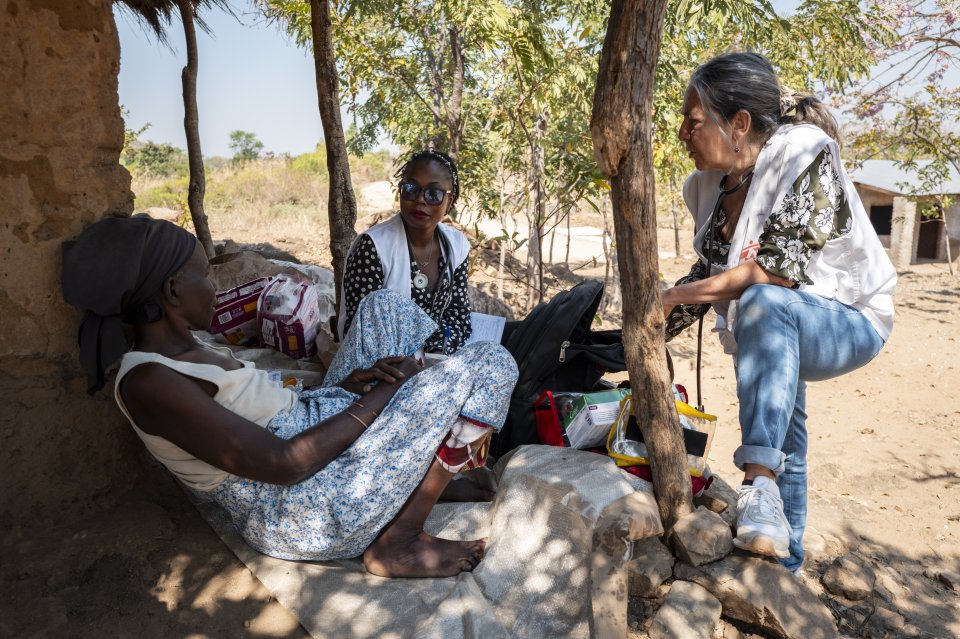Allongée à l'ombre de sa maison, Aida Mailosi accueille l'équipe de soins palliatifs de Médecins Sans Frontières à Lirangwe, dans le district de Blantyre, le 21 juillet 2026. 
