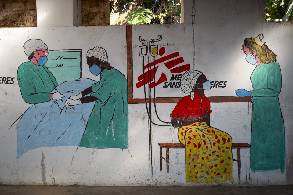 Une fresque peinte aux couleurs de Médecins Sans Frontières (MSF) représente des professionnels de santé s'occupant de patients, à Blantyre, au Malawi, le 20 juillet 2026.