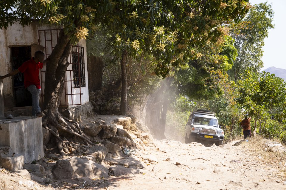 Un véhicule de MSF sur une piste rocailleuse à la périphérie de Blantyre, le 24 juillet 2026.
