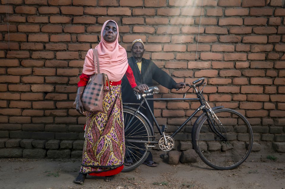 Jean Gama et son mari, Nick Abdul, cordonnier, devant leur maison à Nkando, dans le district de Mulanje, le 22 juillet 2026. 